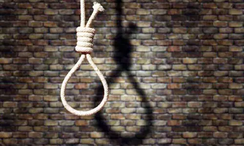 JAMMU: आदमी ने फांसी लगाकर जान दे दी JAMMU: आदमी ने फांसी लगाकर जान दे दी