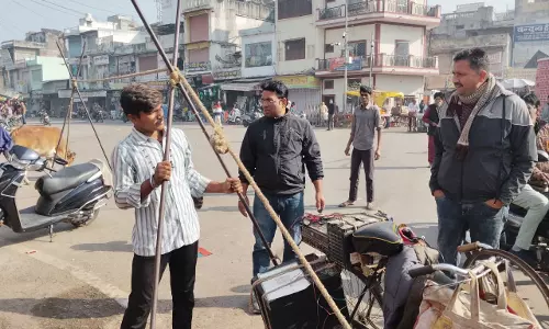 Chittorgarh: शहर में रस्सी पर करतब दिखा रहे बच्चों के माता-पिता को दी गई हिदायत Chittorgarh: शहर में रस्सी पर करतब दिखा रहे बच्चों के माता-पिता को दी गई हिदायत