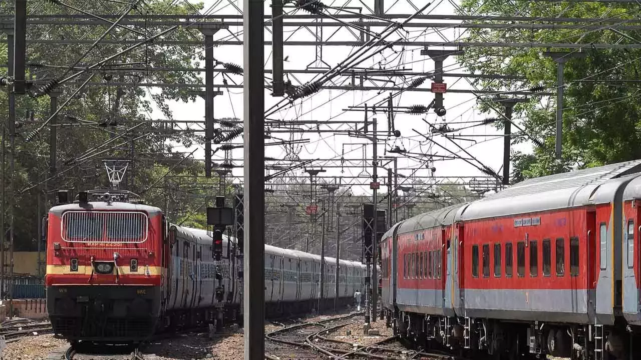 Telangana: रेलवे ने छुट्टियों में भीड़ को देखते हुए वीकेंड पर अतिरिक्त सर्विस शुरू की है