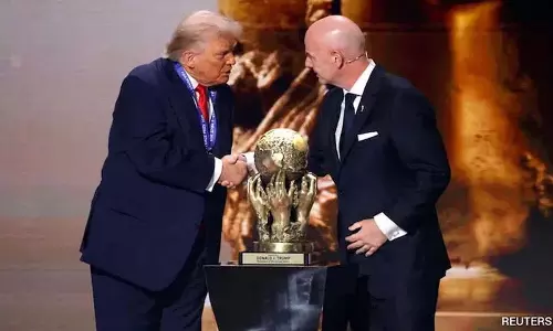 डोनाल्ड ट्रंप को FIFA का पहला शांति पुरस्कार दिया गया