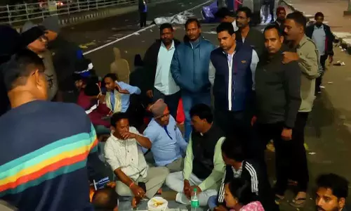 टीचरों ने रातभर किया विरोध प्रदर्शन, भुवनेश्वर में शिक्षा विभाग में तनाव