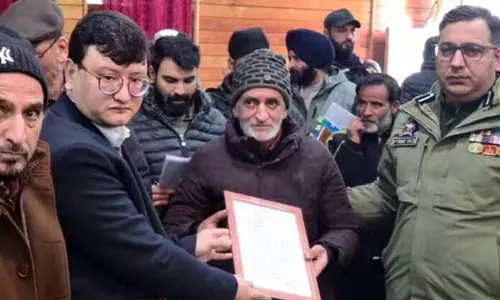 DC बारामूला ने सोपोर में मीटिंग के दौरान प्रमुख नागरिक मुद्दों की समीक्षा की DC बारामूला ने सोपोर में मीटिंग के दौरान प्रमुख नागरिक मुद्दों की समीक्षा की