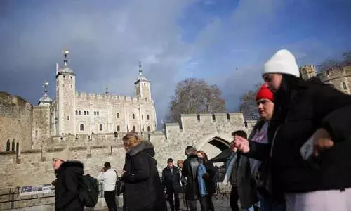 London टावर में क्राउन ज्वेल्स पर प्रदर्शनकारियों ने फेंका खाना, चार गिरफ्तार London टावर में क्राउन ज्वेल्स पर प्रदर्शनकारियों ने फेंका खाना, चार गिरफ्तार