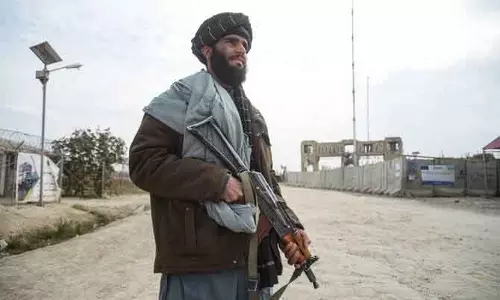Afghan और पाकिस्तानी सेनाओं के बीच सीमा पर फिर से झड़प, संघर्ष विराम का उल्लंघन Afghan और पाकिस्तानी सेनाओं के बीच सीमा पर फिर से झड़प, संघर्ष विराम का उल्लंघन