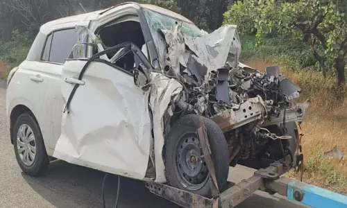 Goa में एक मोटरसाइकिल सवार के नियंत्रण खोने और टेम्पो से टकराने से दो लोगों की मौत हो गई Goa में एक मोटरसाइकिल सवार के नियंत्रण खोने और टेम्पो से टकराने से दो लोगों की मौत हो गई