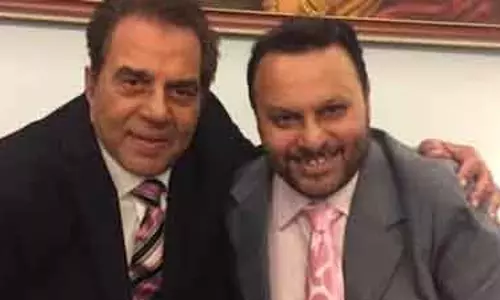 Anil Sharma ने साझा की धर्मेंद्र के साथ आखिरी मुलाकात की इमोशनल याद Anil Sharma ने साझा की धर्मेंद्र के साथ आखिरी मुलाकात की इमोशनल याद