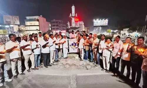 Adilabad में ईश्वर चारी को श्रद्धांजलि देने के लिए कैंडललाइट रैली