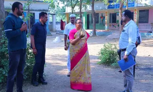 Siddipeta कलेक्टर हिमावती ने रायपोल मंडल में मतदान केंद्रों का दौरा किया