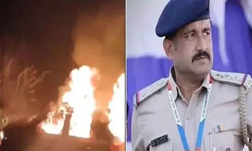 Divider से टकराने के बाद कार में आग लग गई.. पुलिस अधिकारी जिंदा जल गया