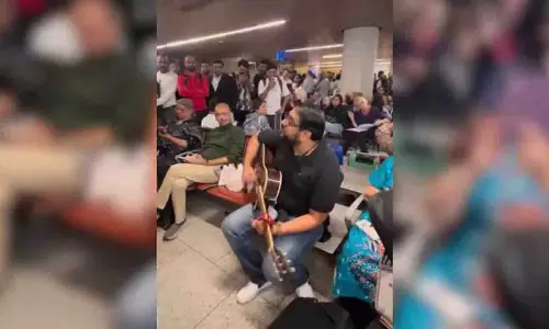 Mumbai इंडिगो के यात्री ने एयरपोर्ट पर मूड अच्छा करने के लिए गिटार बजाया