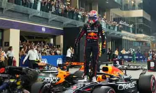 Abu Dhabi GP: वेरस्टैपेन ने पोल पोजीशन से टाइटल की उम्मीदें बढ़ाईं Abu Dhabi GP: वेरस्टैपेन ने पोल पोजीशन से टाइटल की उम्मीदें बढ़ाईं