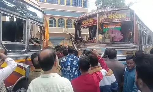 दो यात्री Bus आपस में टकरा गईं, 12 लोग घायल हो गए। दो यात्री Bus आपस में टकरा गईं, 12 लोग घायल हो गए।