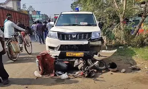 नीली बत्ती वाली कार ने दूधवाले को 40 फीट तक घसीटा, भारी तनाव नीली बत्ती वाली कार ने दूधवाले को 40 फीट तक घसीटा, भारी तनाव