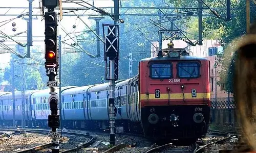IndiGo की उड़ानें रद्द, दक्षिण पूर्वी रेलवे ने विशेष ट्रेनें चलाईं; सूची देखें