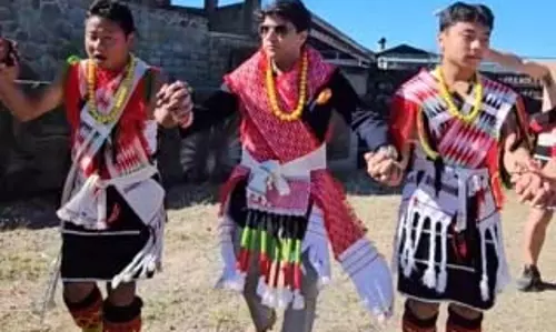 अंगामी ट्राइब के कार्यक्रम में सिंधिया का अनोखा अंदाज, पारंपरिक धुनों पर डांस करते नजर आए अंगामी ट्राइब के कार्यक्रम में सिंधिया का अनोखा अंदाज, पारंपरिक धुनों पर डांस करते नजर आए