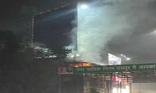 रायपुर में भगत सिंह चौक की दुकान में भीषण आग, परिसर में मचा हड़कंप रायपुर में भगत सिंह चौक की दुकान में भीषण आग, परिसर में मचा हड़कंप