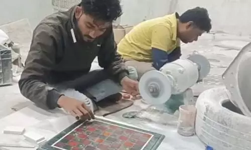 प्रधानमंत्री मोदी ने दोस्त पुतिन को दिया मार्बल का शतरंज, आगरा के हैंडीक्राफ्ट कारोबारियों में खुशी की लहर प्रधानमंत्री मोदी ने दोस्त पुतिन को दिया मार्बल का शतरंज, आगरा के हैंडीक्राफ्ट कारोबारियों में खुशी की लहर