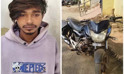 Raipur पुलिस ने चोरी की बाइक सहित आरोपी देवदास बंजारे को किया गिरफ्तार Raipur पुलिस ने चोरी की बाइक सहित आरोपी देवदास बंजारे को किया गिरफ्तार
