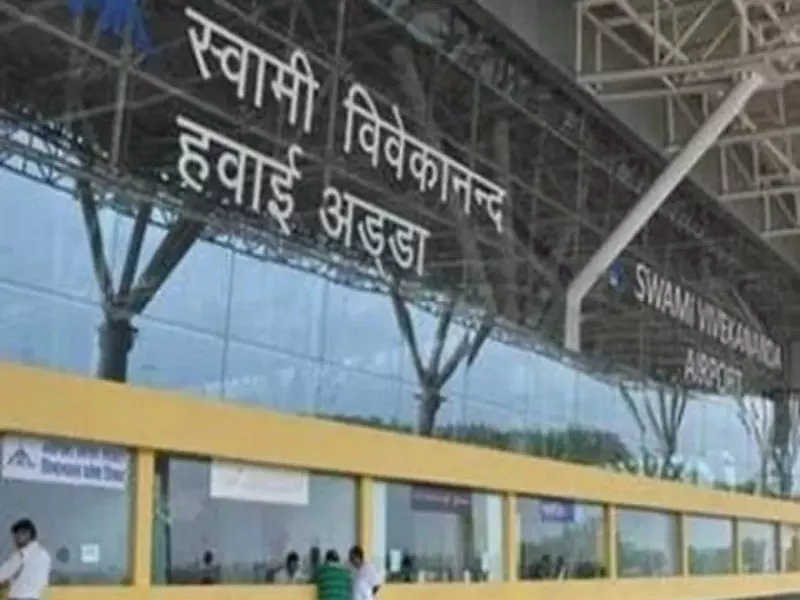 बैंड ग्रुप ने इंडिगो पर निकाली भड़ास, फ्लाइट रद्द होने पर रायपुर एयरपोर्ट में ही बजाने लगे बैंड ग्रुप ने इंडिगो पर निकाली भड़ास, फ्लाइट रद्द होने पर रायपुर एयरपोर्ट में ही बजाने लगे