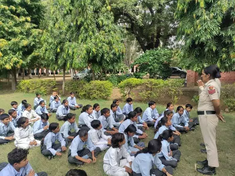 आउटरीच अभियान के दौरान, Hisar पुलिस को उत्पीड़न की शिकायतें मिलीं। आउटरीच अभियान के दौरान, Hisar पुलिस को उत्पीड़न की शिकायतें मिलीं।