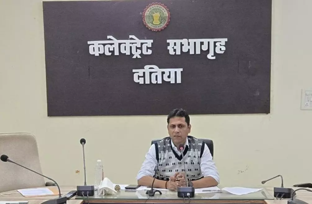 Datia: प्रतिमाओं पर पोस्टर-बैनर लगाने पर रोक, दतिया कलेक्टर का बड़ा फैसला Datia: प्रतिमाओं पर पोस्टर-बैनर लगाने पर रोक, दतिया कलेक्टर का बड़ा फैसला