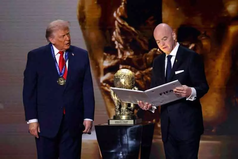 Trump को 2026 वर्ल्ड कप ड्रॉ सेरेमनी में पहला FIFA शांति पुरस्कार दिया गया। Trump को 2026 वर्ल्ड कप ड्रॉ सेरेमनी में पहला FIFA शांति पुरस्कार दिया गया।