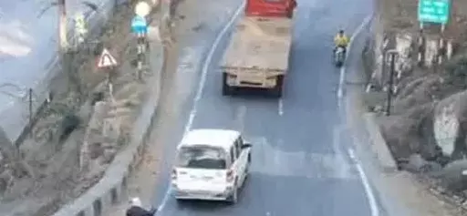केशकाल घाट में ट्रेलरों के बीच भिड़ंत, भारी जाम लगने से राहगीर परेशान केशकाल घाट में ट्रेलरों के बीच भिड़ंत, भारी जाम लगने से राहगीर परेशान