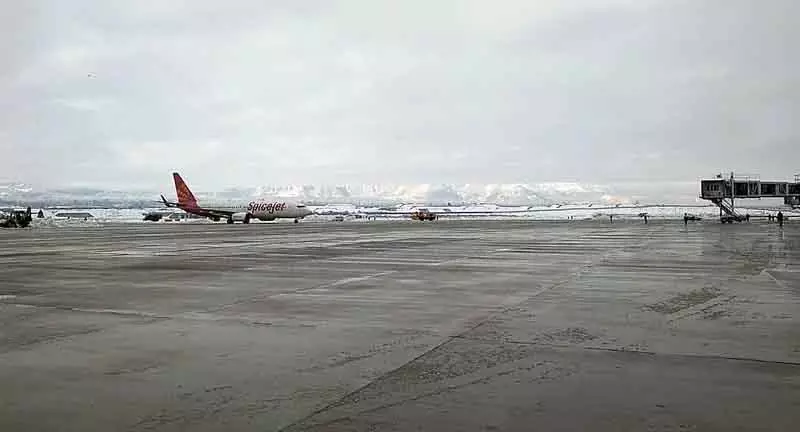 इंडिगो में दिक्कतों के कारण Srinagar एयरपोर्ट पर 16 उड़ानें रद्द कर दी गईं। इंडिगो में दिक्कतों के कारण Srinagar एयरपोर्ट पर 16 उड़ानें रद्द कर दी गईं।