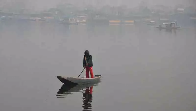 कश्मीर में कड़ाके की ठंड, शोपियां में माइनस 6.4°C दर्ज कश्मीर में कड़ाके की ठंड, शोपियां में माइनस 6.4°C दर्ज