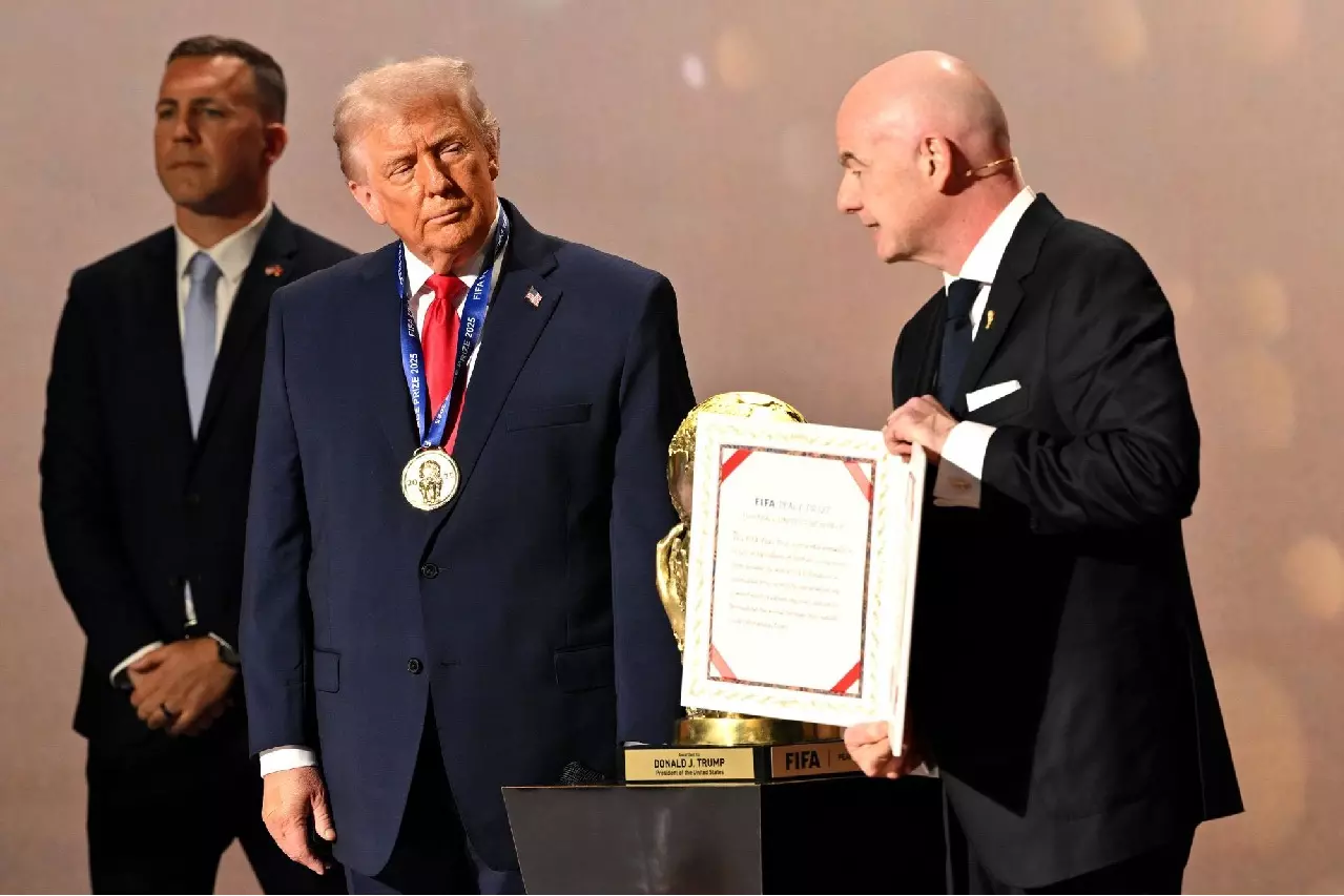 President Trump को वर्ल्ड कप ड्रॉ में FIFA शांति पुरस्कार से सम्मानित किया गया President Trump को वर्ल्ड कप ड्रॉ में FIFA शांति पुरस्कार से सम्मानित किया गया