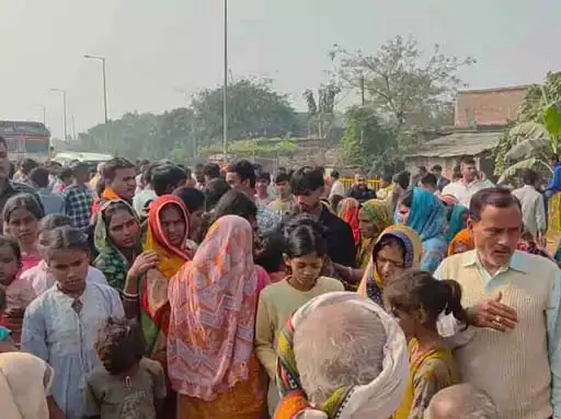 OMG! स्थानीय लोगों में भारी आक्रोश, दूल्हे की कार से...सूचना मिलते ही एक्शन में पुलिस OMG! स्थानीय लोगों में भारी आक्रोश, दूल्हे की कार से...सूचना मिलते ही एक्शन में पुलिस