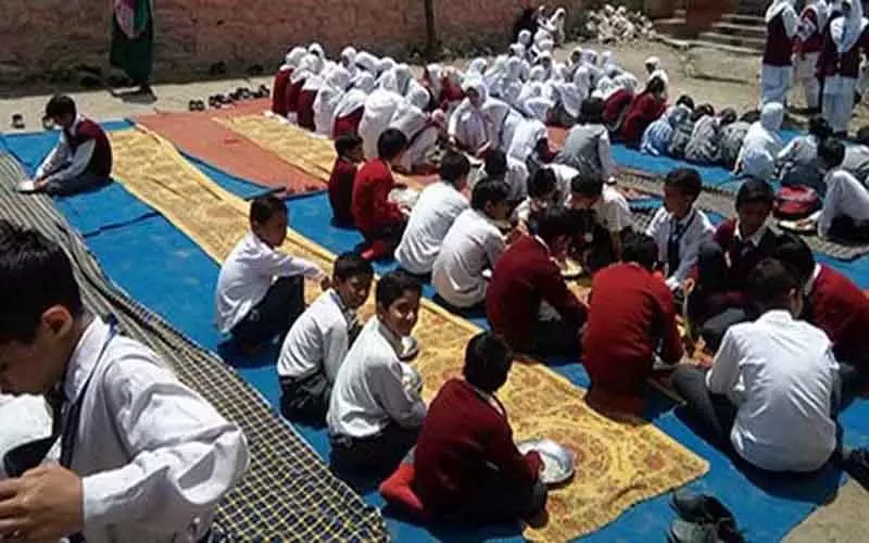 Rajouri में 34 स्कूलों ने मिड-डे मील नियमों का उल्लंघन किया, 2 टीचर सस्पेंड Rajouri में 34 स्कूलों ने मिड-डे मील नियमों का उल्लंघन किया, 2 टीचर सस्पेंड