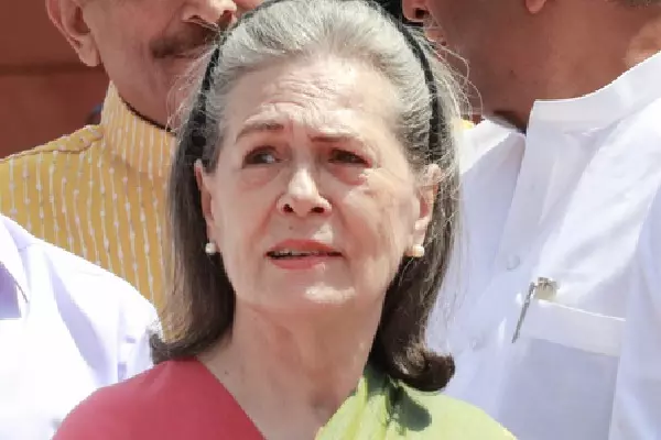 Sonia Gandhi के खिलाफ वोटर लिस्ट शामिल करने पर कार्रवाई की मांग Sonia Gandhi के खिलाफ वोटर लिस्ट शामिल करने पर कार्रवाई की मांग
