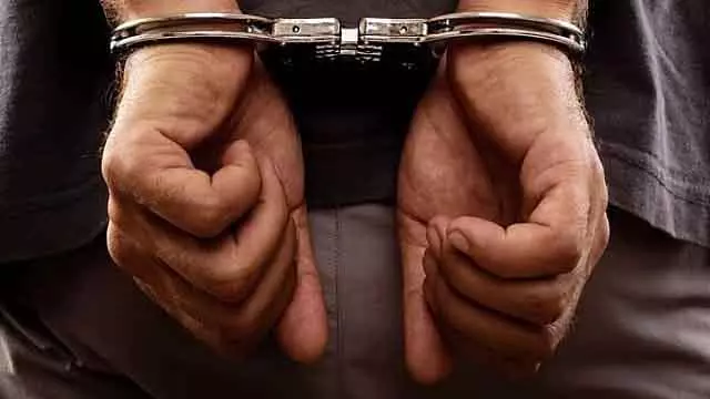 DELHI मां की हत्या के आरोपी को 4 साल बाद भारत-नेपाल सीमा से पकड़ा गया DELHI मां की हत्या के आरोपी को 4 साल बाद भारत-नेपाल सीमा से पकड़ा गया