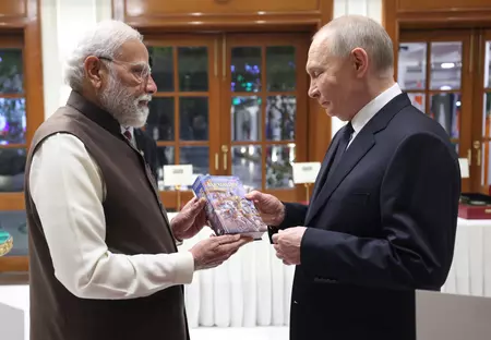 PM मोदी ने पुतिन को खास तोहफे दिए, रूसी भाषा की गीता भी शामिल PM मोदी ने पुतिन को खास तोहफे दिए, रूसी भाषा की गीता भी शामिल