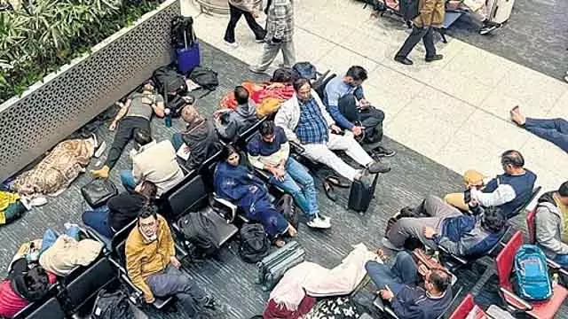 इंडिगो ने Delhi से 235 घरेलू उड़ानें रद्द कीं, IGI एयरपोर्ट पर अफरा-तफरी इंडिगो ने Delhi से 235 घरेलू उड़ानें रद्द कीं, IGI एयरपोर्ट पर अफरा-तफरी