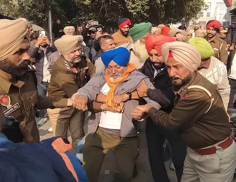 Jalandhar: भारी पुलिस तैनाती के बावजूद किसानों ने ट्रेन सेवाएं बाधित कीं Jalandhar: भारी पुलिस तैनाती के बावजूद किसानों ने ट्रेन सेवाएं बाधित कीं