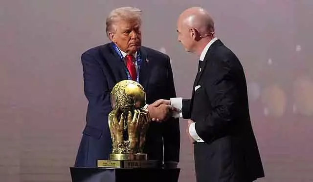 डोनाल्ड ट्रंप को 2026 वर्ल्ड कप ड्रॉ में पहला FIFA शांति पुरस्कार दिया गया डोनाल्ड ट्रंप को 2026 वर्ल्ड कप ड्रॉ में पहला FIFA शांति पुरस्कार दिया गया