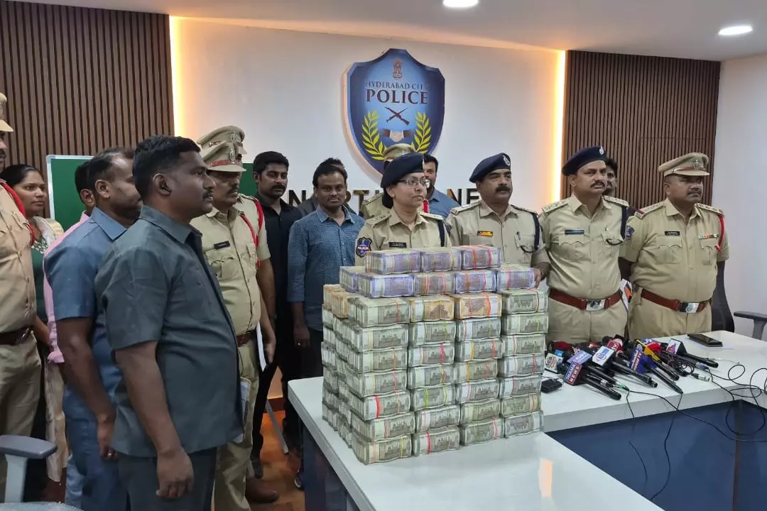 Hyderabad में 4.05 करोड़ रुपये का हवाला कैश ज़ब्त, दो लोग गिरफ्तार Hyderabad में 4.05 करोड़ रुपये का हवाला कैश ज़ब्त, दो लोग गिरफ्तार