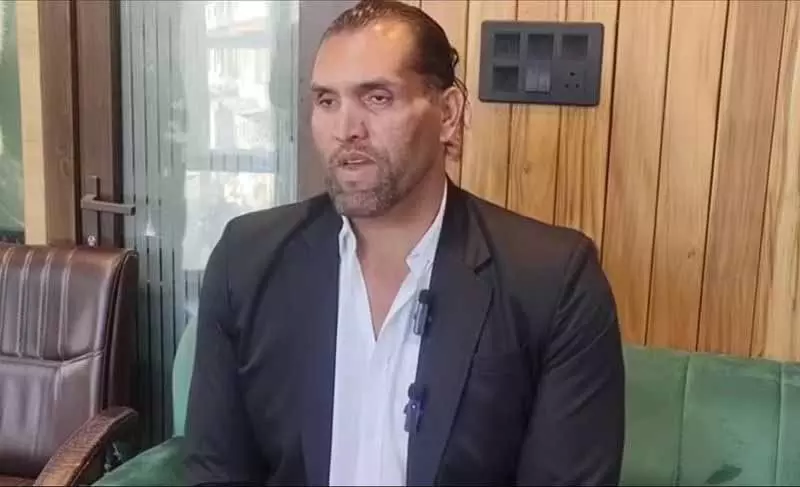 Khali ने पोंटा साहिब के रेवेन्यू अधिकारियों पर ज़मीन हड़पने की कोशिश का आरोप लगाया Khali ने पोंटा साहिब के रेवेन्यू अधिकारियों पर ज़मीन हड़पने की कोशिश का आरोप लगाया
