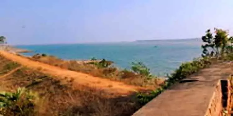 आंध्र प्रदेश के दो ट्रॉलरों को Odisha तट पर अवैध मछली पकड़ने के आरोप में जब्त किया गया आंध्र प्रदेश के दो ट्रॉलरों को Odisha तट पर अवैध मछली पकड़ने के आरोप में जब्त किया गया