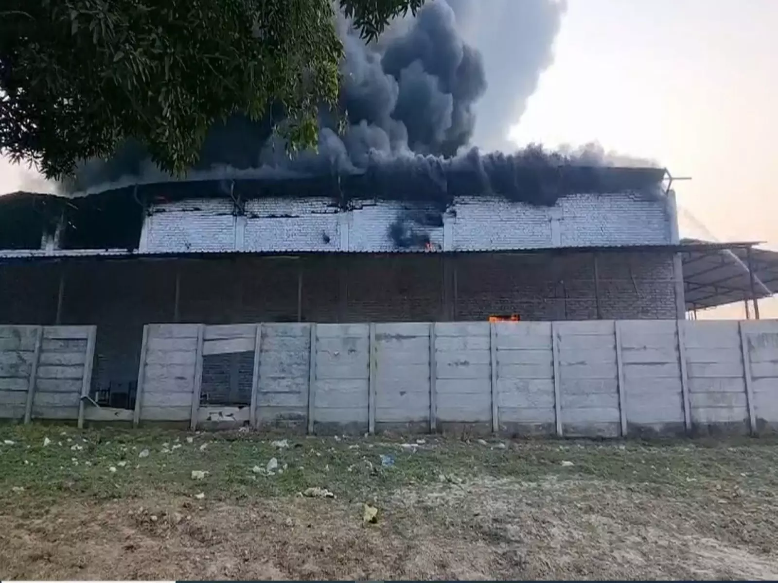Hardoi में फैक्ट्री में लगी आग, आग बुझाने के प्रयास जारी Hardoi में फैक्ट्री में लगी आग, आग बुझाने के प्रयास जारी