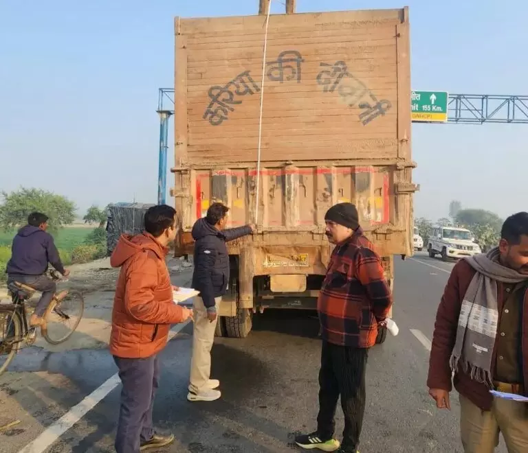 Farrukhabad: ओवरलोडिंग पर सख्ती, लाखों का चालान Farrukhabad: ओवरलोडिंग पर सख्ती, लाखों का चालान