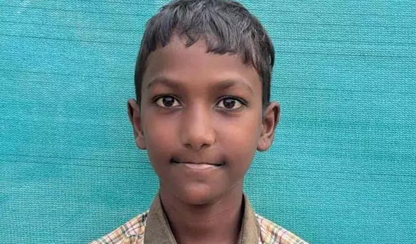 Bhimavaram में 5वीं क्लास के लड़के ने अपनी मां को करंट के झटके से बचाया। Bhimavaram में 5वीं क्लास के लड़के ने अपनी मां को करंट के झटके से बचाया।