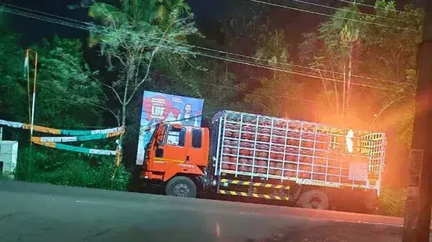 थलयोलापरम्बु में एक युवक ने ट्रक पर रखे LPG सिलेंडर में आग लगा दी, बड़ा हादसा टला थलयोलापरम्बु में एक युवक ने ट्रक पर रखे LPG सिलेंडर में आग लगा दी, बड़ा हादसा टला