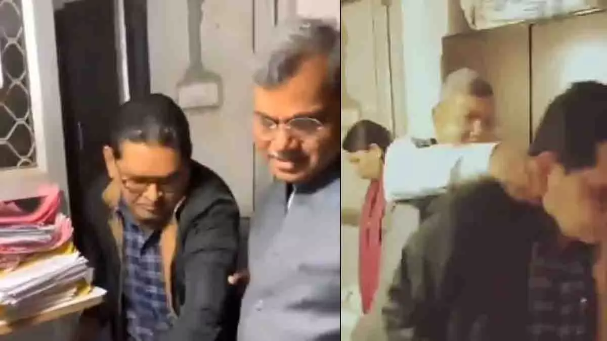 Saharanpur मेयर ने जन्म-मृत्यु प्रमाण पत्र में देरी पर क्लर्क को कॉलर से घसीटा Saharanpur मेयर ने जन्म-मृत्यु प्रमाण पत्र में देरी पर क्लर्क को कॉलर से घसीटा