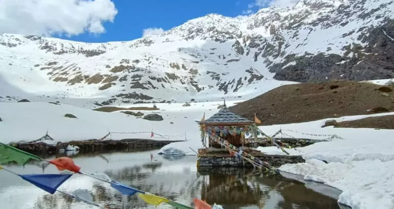महाभारत कालीन रहस्य के साथ दुनिया का सबसे ऊंचा कृष्ण मंदिर, बर्फ से ढकी सड़क महाभारत कालीन रहस्य के साथ दुनिया का सबसे ऊंचा कृष्ण मंदिर, बर्फ से ढकी सड़क