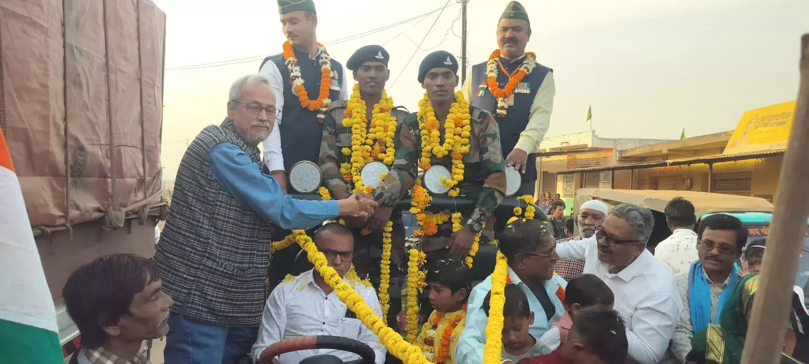 अग्निवीरों के स्वागत के लिए पूरा गांव उमड़ा अग्निवीरों के स्वागत के लिए पूरा गांव उमड़ा