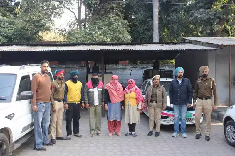 Ludhiana: ड्रग्स और अवैध हथियार के साथ 3 महिलाओं समेत नौ लोग गिरफ्तार Ludhiana: ड्रग्स और अवैध हथियार के साथ 3 महिलाओं समेत नौ लोग गिरफ्तार