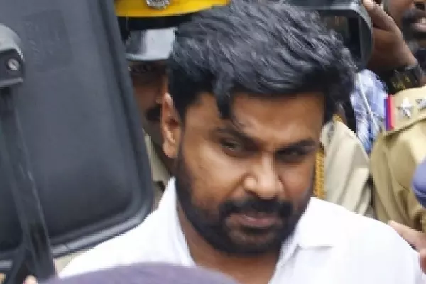 चुनावी दौर में दिलीप केस का फैसला, केरल में संभावित राजनीतिक उथल-पुथल चुनावी दौर में दिलीप केस का फैसला, केरल में संभावित राजनीतिक उथल-पुथल